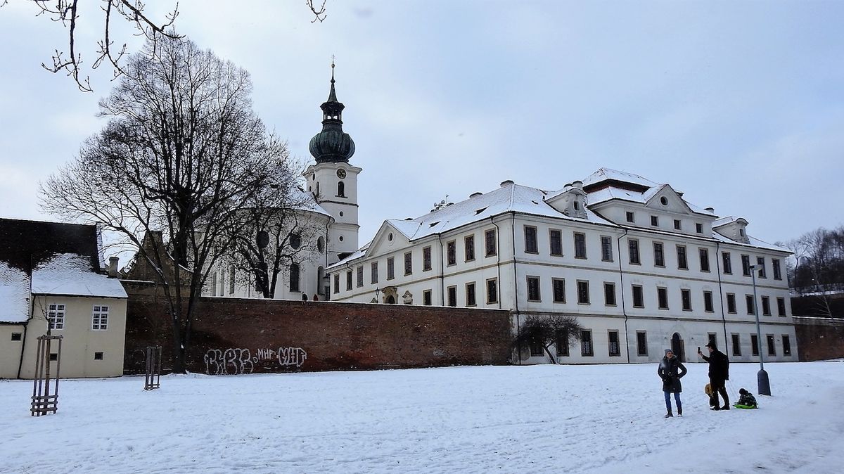Zimní procházka kolem nejstaršího mužského kláštera v pražském Břevnově